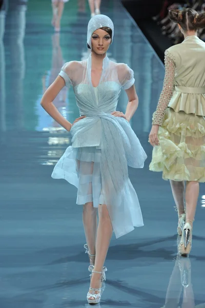 Look 16